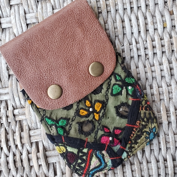 🆕️ Free People Boho Embroidered Banjara Wallet - Picture 3 of 8